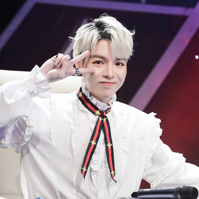 Thậm chí, nhiều khoảnh khắc Đức Phúc còn nữ tính quá đà.