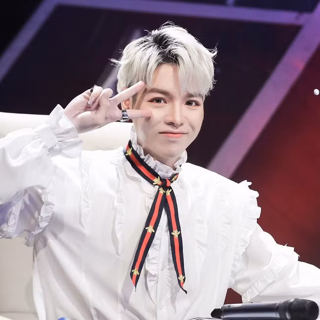 Thậm chí, nhiều khoảnh khắc Đức Phúc còn nữ tính quá đà.