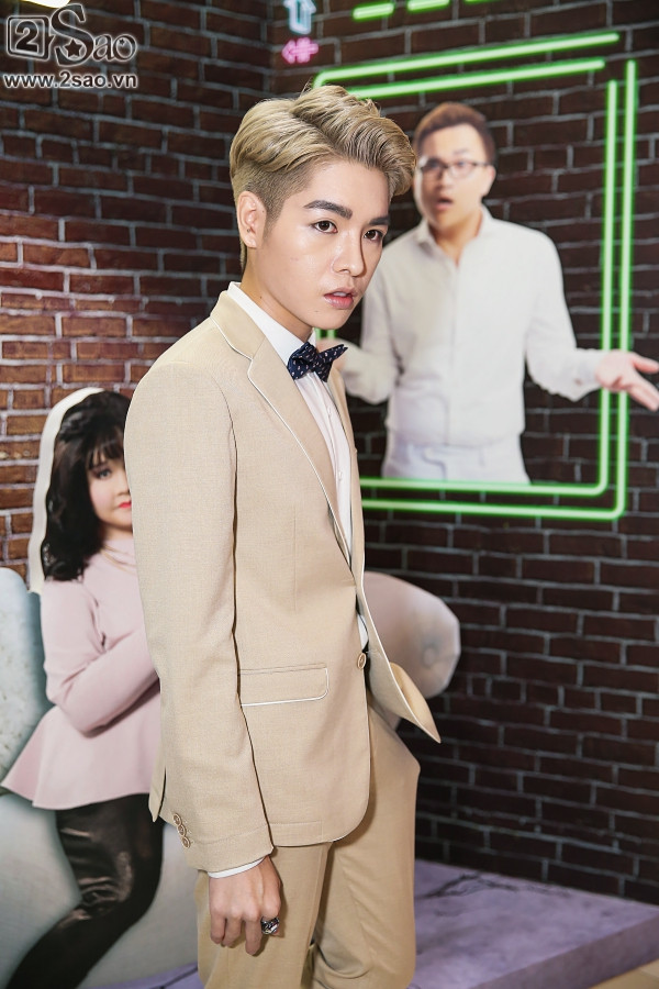 Mỗi lần tham dự sự kiện, nam ca sĩ thường make-up dầy và đậm để che khuyết điểm.