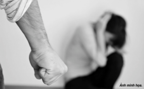 Vo tim den tinh cu vi khong chiu noi nguoi chong bao luc