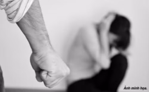 Vo tim den tinh cu vi khong chiu noi nguoi chong bao luc