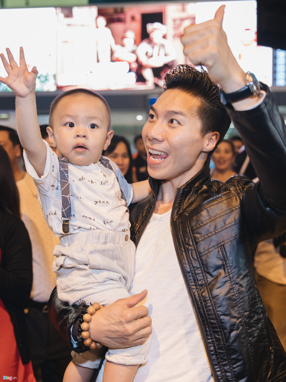 Anh em Quốc Cơ Quốc Nghiệp xuống sân bay trong sự chào đón, cổ vũ nồng nhiệt từ khán giả, báo chí. Khán giả liên tục hô vang tên khi hai anh xuống sân bay.