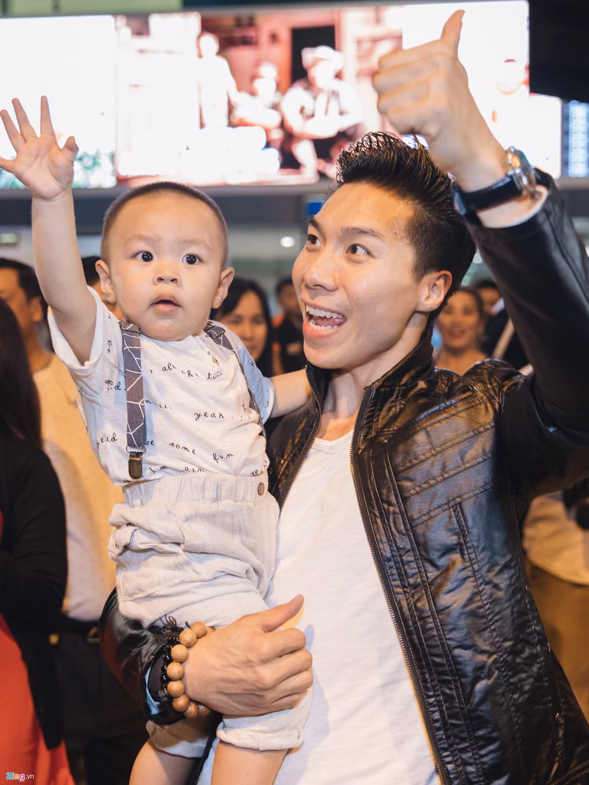 Anh em Quốc Cơ Quốc Nghiệp xuống sân bay trong sự chào đón, cổ vũ nồng nhiệt từ khán giả, báo chí. Khán giả liên tục hô vang tên khi hai anh xuống sân bay.