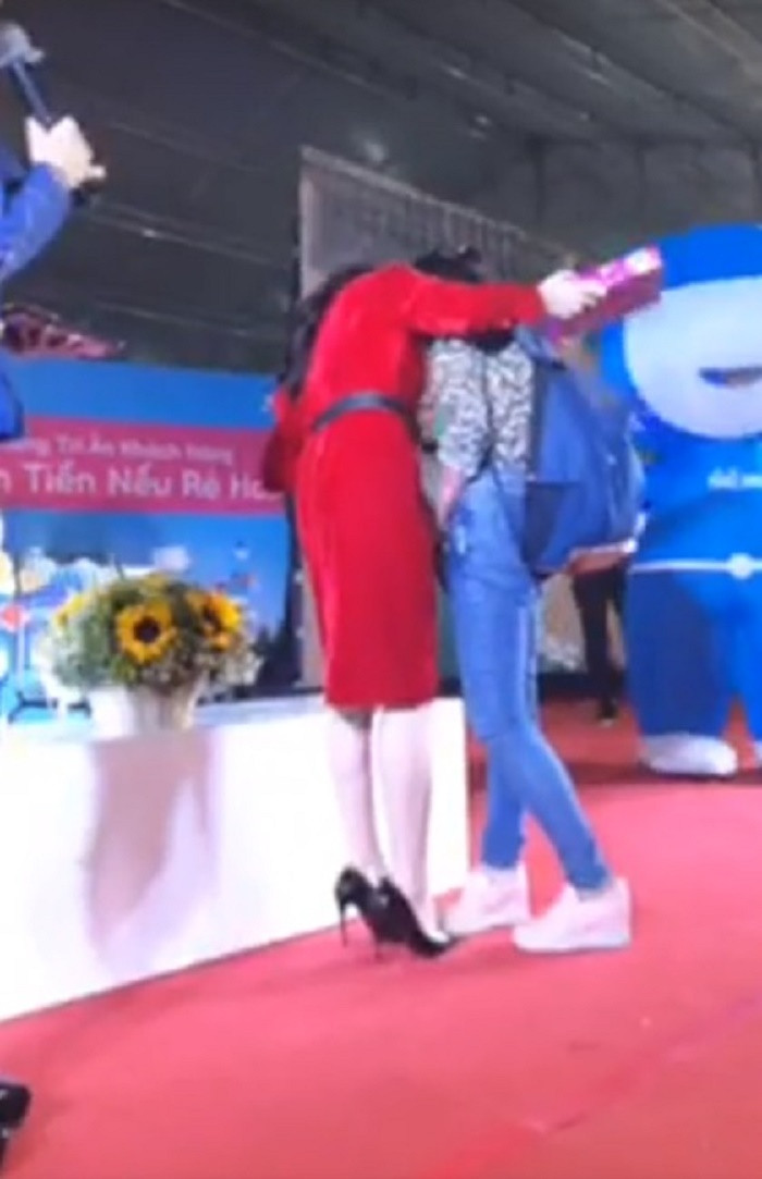 Người phụ nữ này đứng thì thầm vào tai Hòa Minzy khá lâu chứ không dám nói bằng micro như những khán giả khác.