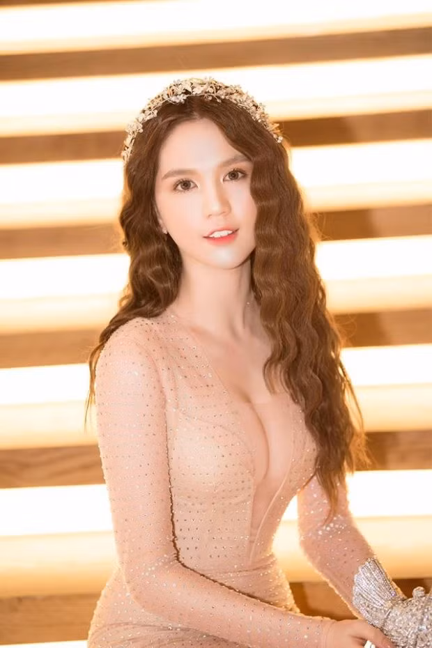 Hình ảnh vòng một đầy đặn trước đây của Ngọc Trinh khiến ai cũng phải trầm trồ.