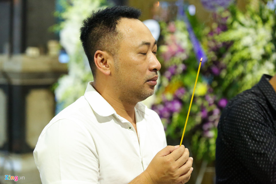 Đạo diễn Nguyễn Quang Dũng lặng người tưởng nhớ Thanh Hoàng. Anh từng đưa Dạ cổ hoài lang lên màn ảnh rộng và bộ phim đã được sự ủng hộ và góp ý nhiệt tình của cố nghệ sĩ dù lúc đó sức khỏe của ông đã yếu.