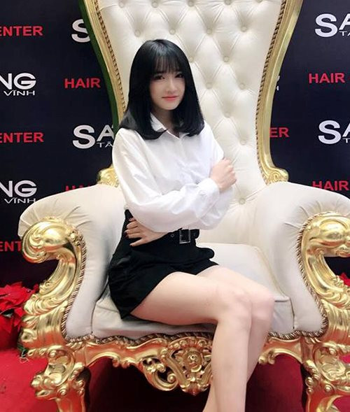 Nhã Phương hiện có tóc ngang vai màu đen.