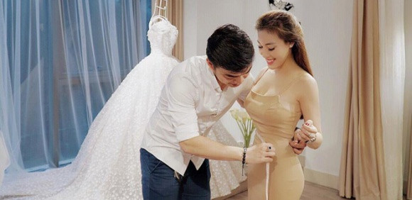 Hà Duy tự tay lấy số đo của vợ sắp cưới.