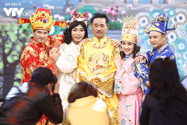 "Tôi không nghĩ một ngày đẹp trời tôi lại được tham gia một show diễn mà tới 80 triệu dân chờ đợi. Tôi không chỉ vui mà còn rất mãn nguyện. Vì thế, tôi còn bao nhiêu sáng tạo tôi sẽ sáng tạo nữa, sáng tạo mãi, làm thế nào để tôi vẫn còn có cơ hội làm việc với ê-kíp như thế này. Đây như một phần thưởng cho sự phấn đấu của mình trong mấy chục năm làm nghệ thuật" - NTK Đức Hùng nói với VTV News về cảm xúc của anh khi ngồi dưới và nhìn những trang phục các Táo mặc trên sân khấu. (Ảnh: ĐL.Nhân Ái)