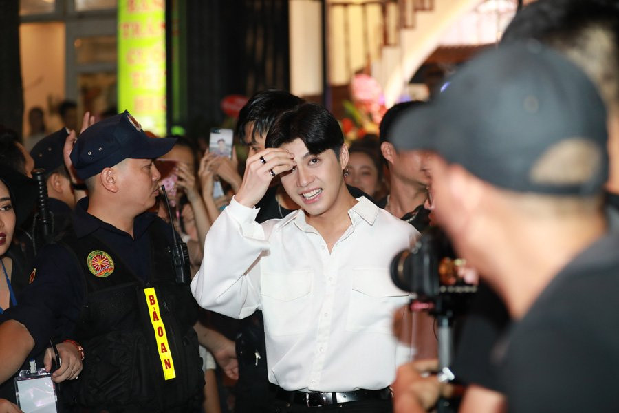 Ngay từ khi xuất hiện, Noo Phước Thịnh đã khiến fan đứng ngồi không yên, anh bị vây kín tới độ vã mồ hôi mới có thể ra khỏi đám đông, bước lên sân khấu để biểu diễn.