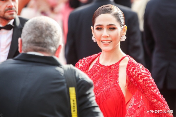 Câu chuyện quy định về thời gian sải bước trên thảm đỏ tại LHP Cannes luôn là lý do khiến nhiều nghệ sĩ châu Á bị nhắc nhở. Minh tinh Thái Lan Chompoo Araya A.Hargate mỉm cười khi nghe yêu cầu sớm rời thảm đỏ từ ban tổ chức.