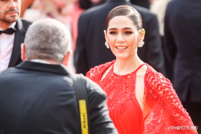 Câu chuyện quy định về thời gian sải bước trên thảm đỏ tại LHP Cannes luôn là lý do khiến nhiều nghệ sĩ châu Á bị nhắc nhở. Minh tinh Thái Lan Chompoo Araya A.Hargate mỉm cười khi nghe yêu cầu sớm rời thảm đỏ từ ban tổ chức.