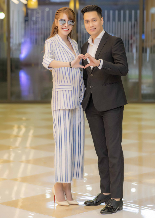 Việt Anh và Quế Vân đi xem phim chung, làm dấu hình trái tim rất tình cảm với nhau.