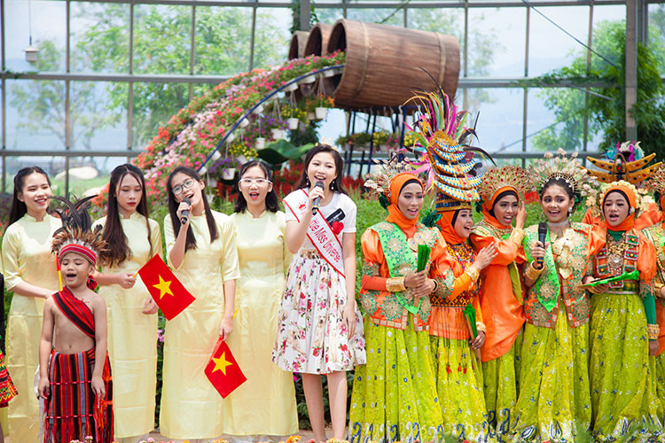 Bằng tài ca hát và khả năng ngoại ngữ vượt trội, cô bé 13 tuổi với chiều cao khủng 1m72 đã chinh phục khán giả theo dõi chương trình Bữa trưa vui vẻ.