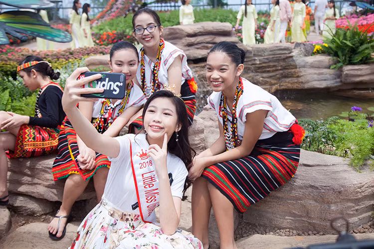 Xuất hiện tại chương trình với danh hiệu Little Miss Universe 2018, Ngọc Lan Vy lập tức được bạn bè quốc tế "săn đón".