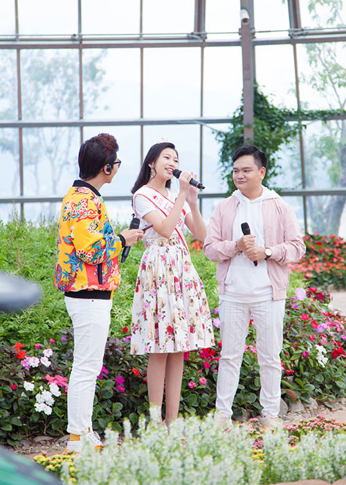 Trịnh Tú Trung hát ca khúc "Em là hoa hồng nhỏ" của nhạc sĩ Trịnh Công Sơn và hoà giọng cùng Ngọc Lan Vy ca khúc "Heal The World".