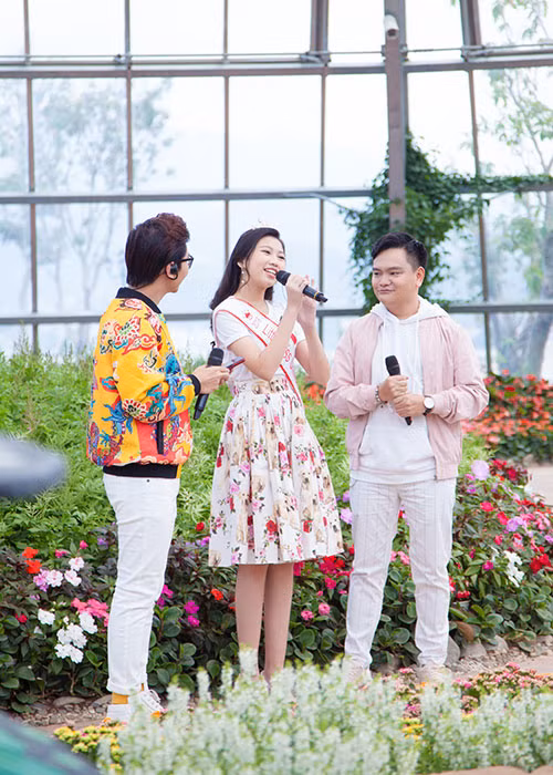 Trịnh Tú Trung hát ca khúc "Em là hoa hồng nhỏ" của nhạc sĩ Trịnh Công Sơn và hoà giọng cùng Ngọc Lan Vy ca khúc "Heal The World".