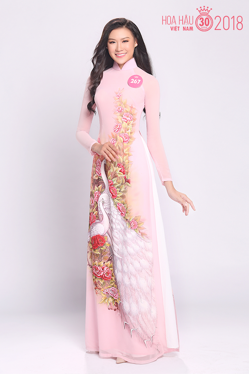 Bên cạnh đó, các người đẹp cũng nhiệt tình tham gia các hoạt động ý nghĩa như viếng tượng đài Chiến thắng Núi Bà, viếng mộ nhà thơ Hàn Mặc Tử, “check-in” các danh thắng nổi tiếng như Eo Gió, Tháp Đôi, Ghềnh Ráng…