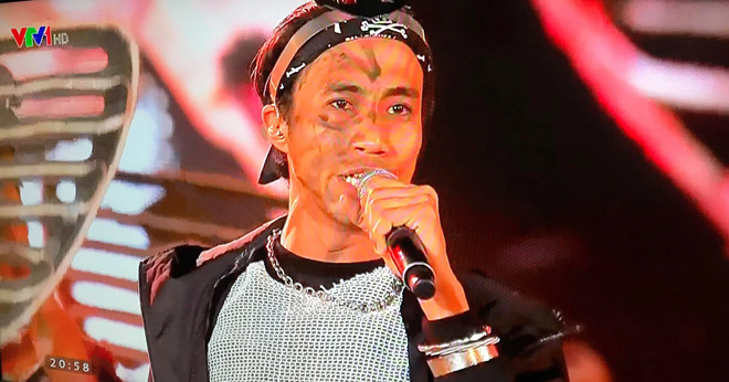 Hình ảnh Phạm Anh Khoa biểu diễn trên sóng trực tiếp. Ảnh: Chụp màn hình.