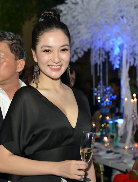 Cả ở những lần không trang điểm kỹ, lên đồ lộng lẫy, Nguyễn Thị Huyền vẫn thu hút mọi ánh mắt.