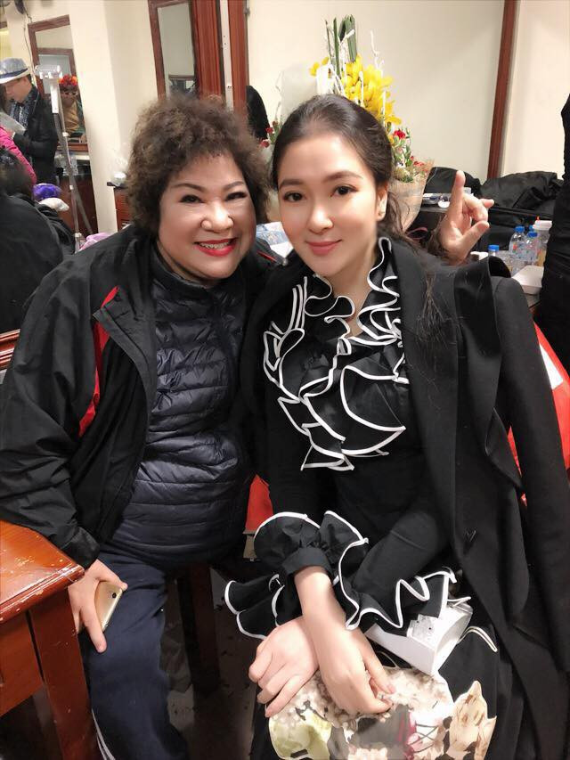 Trước đó, cô xuất hiện trong hậu trường Táo Quân 2018, dù chỉ trang điểm nhẹ nhàng nhưng cô vẫn có thần thái quyến rũ.