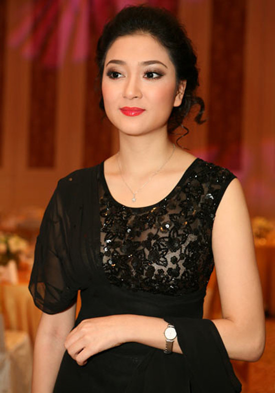 Gương mặt của Nguyễn Thị Huyền cho người ngắm cảm giác rất gần gũi, Á đông.