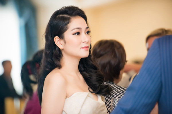 Chỉ là ảnh chụp trộm mà nhan sắc hoa hậu Nguyễn Thị Huyền đã lộng lẫy thế này.