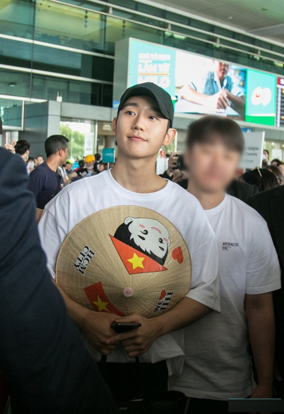 Các fan ra sân bay đón nam diễn viên "Chị đẹp mua cơm ngon cho tôi" Jung Hae In khá đông.