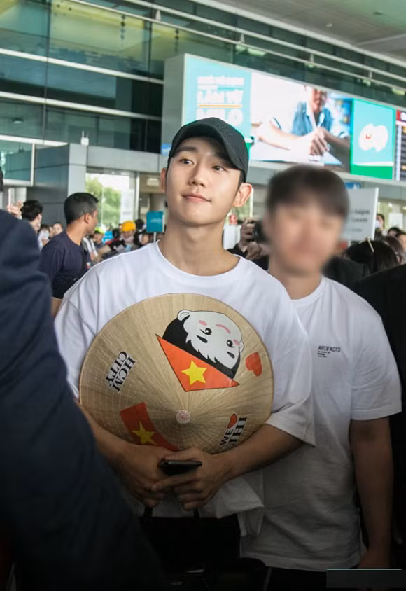 Các fan ra sân bay đón nam diễn viên "Chị đẹp mua cơm ngon cho tôi" Jung Hae In khá đông.