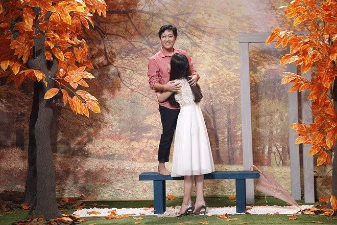 Nam Em và Trường Giang trong một gameshow.