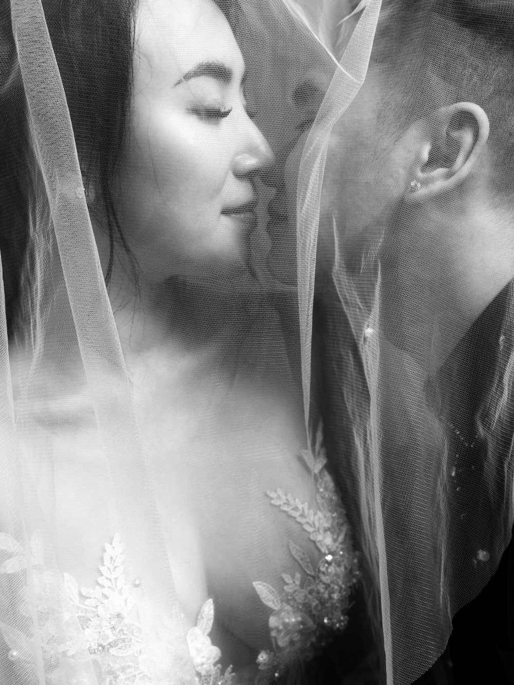 Khắc Việt cho hay cả 2 cùng hoạt động nghệ thuật nên luôn có sự cảm thông, thấu hiểu với nhau. Vì thế Thanh Thảo chưa bao giờ tỏ ra ghen tuông hay giận dỗi khi Khắc Việt có những cảnh quay thể hiện tình cảm với phụ nữ khác. Ngược lại anh chưa một lần than phiền về công việc của vợ hay khuyên cô nên bỏ nghề vì sợ tai tiếng.