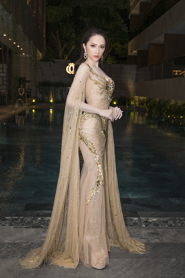 Sau hơn hai tuần tham gia nhiều hoạt động ở Thái Lan trên cương vị Hoa hậu Chuyển giới Quốc tế 2018, Hương Giang vừa về nước sáng 27/3. Cô bay thẳng từ Bangkok đến Đà Nẵng. Hương Giang cho biết, cô về Việt Nam để tiếp tục thực hiện các kế hoạch công việc, sau một thời gian sẽ trở lại Thái Lan để làm tròn bổn phận của một Hoa hậu.