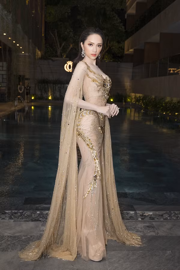 Sau hơn hai tuần tham gia nhiều hoạt động ở Thái Lan trên cương vị Hoa hậu Chuyển giới Quốc tế 2018, Hương Giang vừa về nước sáng 27/3. Cô bay thẳng từ Bangkok đến Đà Nẵng. Hương Giang cho biết, cô về Việt Nam để tiếp tục thực hiện các kế hoạch công việc, sau một thời gian sẽ trở lại Thái Lan để làm tròn bổn phận của một Hoa hậu.