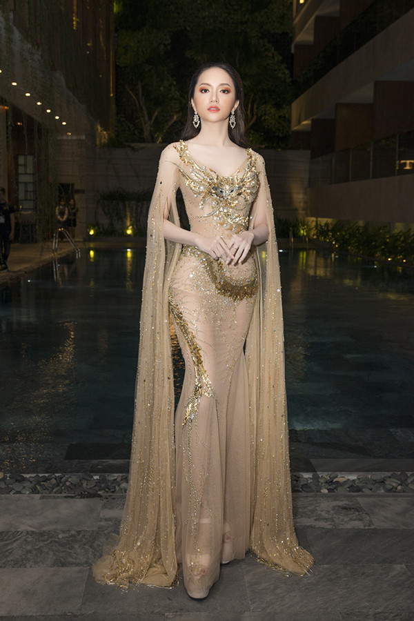 Dự sự kiện này, Hương Giang Idol gây chú ý với bộ đầm bó của nhà thiết kế Đỗ Long. Tân Hoa hậu trông xinh đẹp và gợi cảm. Thân hình cô đẹp như một nữ thần.