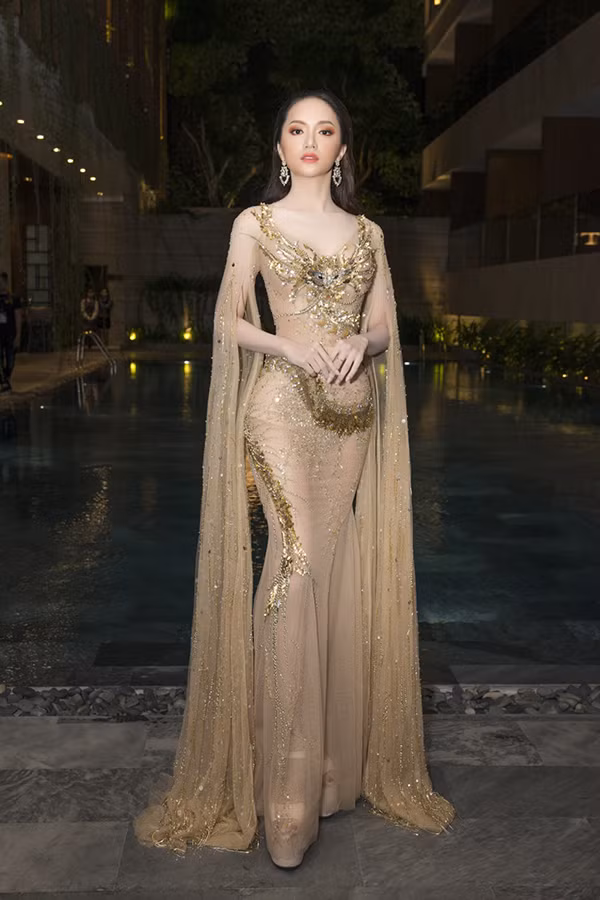 Dự sự kiện này, Hương Giang Idol gây chú ý với bộ đầm bó của nhà thiết kế Đỗ Long. Tân Hoa hậu trông xinh đẹp và gợi cảm. Thân hình cô đẹp như một nữ thần.