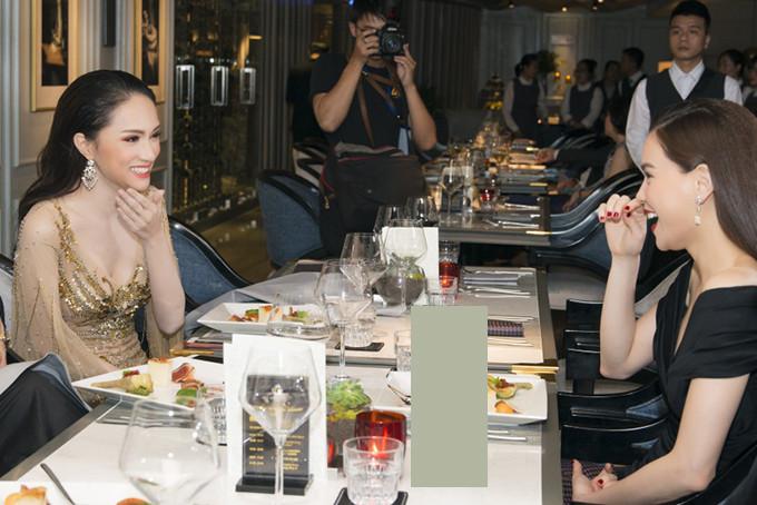 Trong bàn tiệc, Hồ Ngọc Hà và Hương Giang rôm rả chuyện trò. Hà Hồ thăm hỏi và chúc mừng Hương Giang về thành tích đăng quang Hoa hậu Chuyển giới cách đây hơn hai tuần. Ngoài đời cả hai đều rất vui vẻ, hài hước.