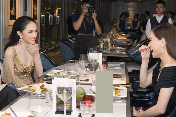 Trong bàn tiệc, Hồ Ngọc Hà và Hương Giang rôm rả chuyện trò. Hà Hồ thăm hỏi và chúc mừng Hương Giang về thành tích đăng quang Hoa hậu Chuyển giới cách đây hơn hai tuần. Ngoài đời cả hai đều rất vui vẻ, hài hước.