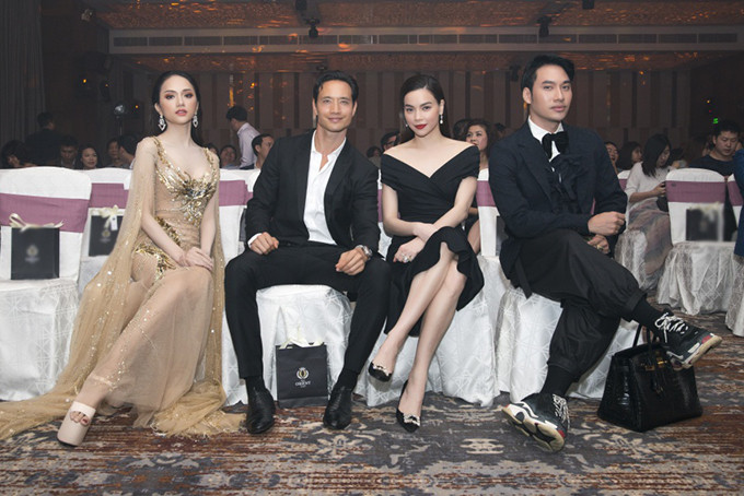 Một số nghệ sĩ nổi tiếng dự sự kiện khai trương ở Đà Nẵng, tối 27/3. Trong đó có Hoa hậu Hương Giang, diễn viên Kim Lý, ca sĩ Hồ Ngọc Hà, nhà thiết kế Lý Quí Khánh.