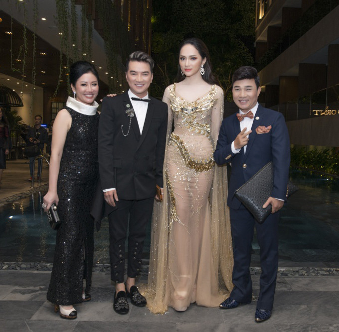 Hoa hậu Hương Giang cũng gặp ca sĩ Đàm Vĩnh Hưng và Quang Linh trong event. Mr. Đàm là người anh thân thiết, hỗ trợ và cổ vũ cô hết mình tại cuộc thi vừa qua.