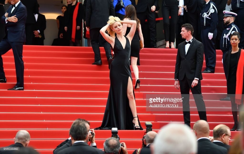 Con gái thủ lĩnh Rolling Stones - Georgia May Jagger - với phong cách tạo dáng cá tính trên thảm đỏ.