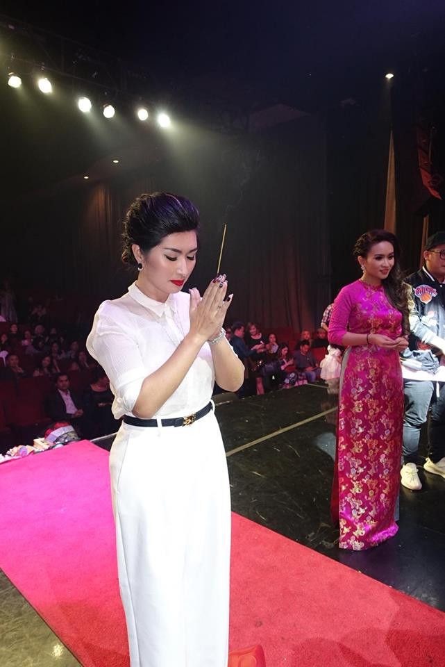 Nữ ca sĩ Hồng Nhung thành tâm cúng Tổ nghề. Sau ồn ào đời tư, cô hiện đang có cuộc sống viên mãn.