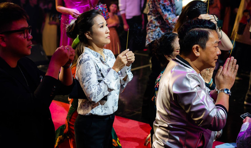 Diễn viên Hồng Đào xúc động khi dâng hương trong ngày giỗ Tổ nghề.