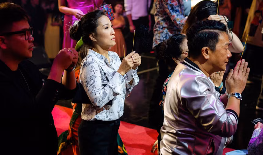 Diễn viên Hồng Đào xúc động khi dâng hương trong ngày giỗ Tổ nghề.