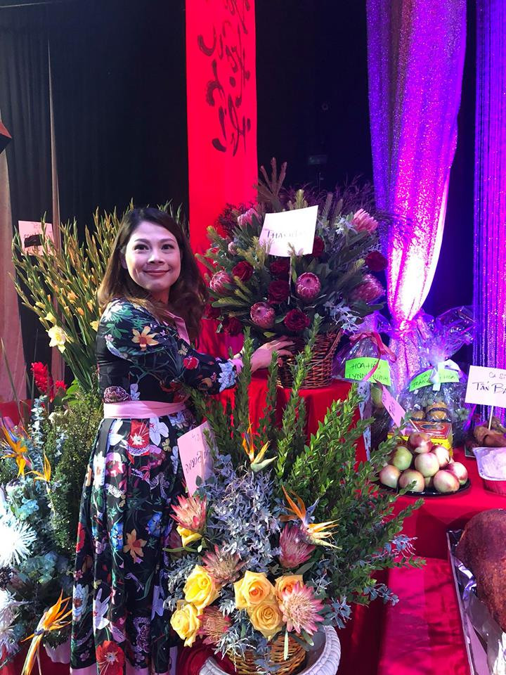 Vừa sinh con đầu lòng ở tuổi 41, ca sĩ Thanh Thảo vẫn có mặt từ rất sớm để dâng hương cúng Tổ nghề.