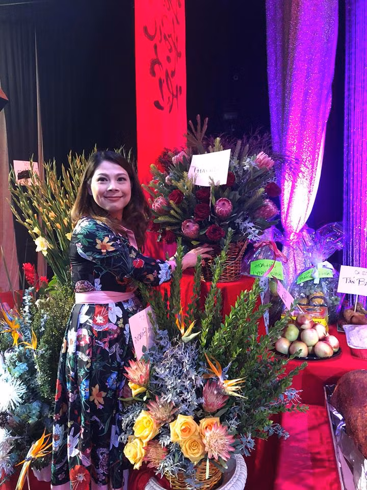 Vừa sinh con đầu lòng ở tuổi 41, ca sĩ Thanh Thảo vẫn có mặt từ rất sớm để dâng hương cúng Tổ nghề.