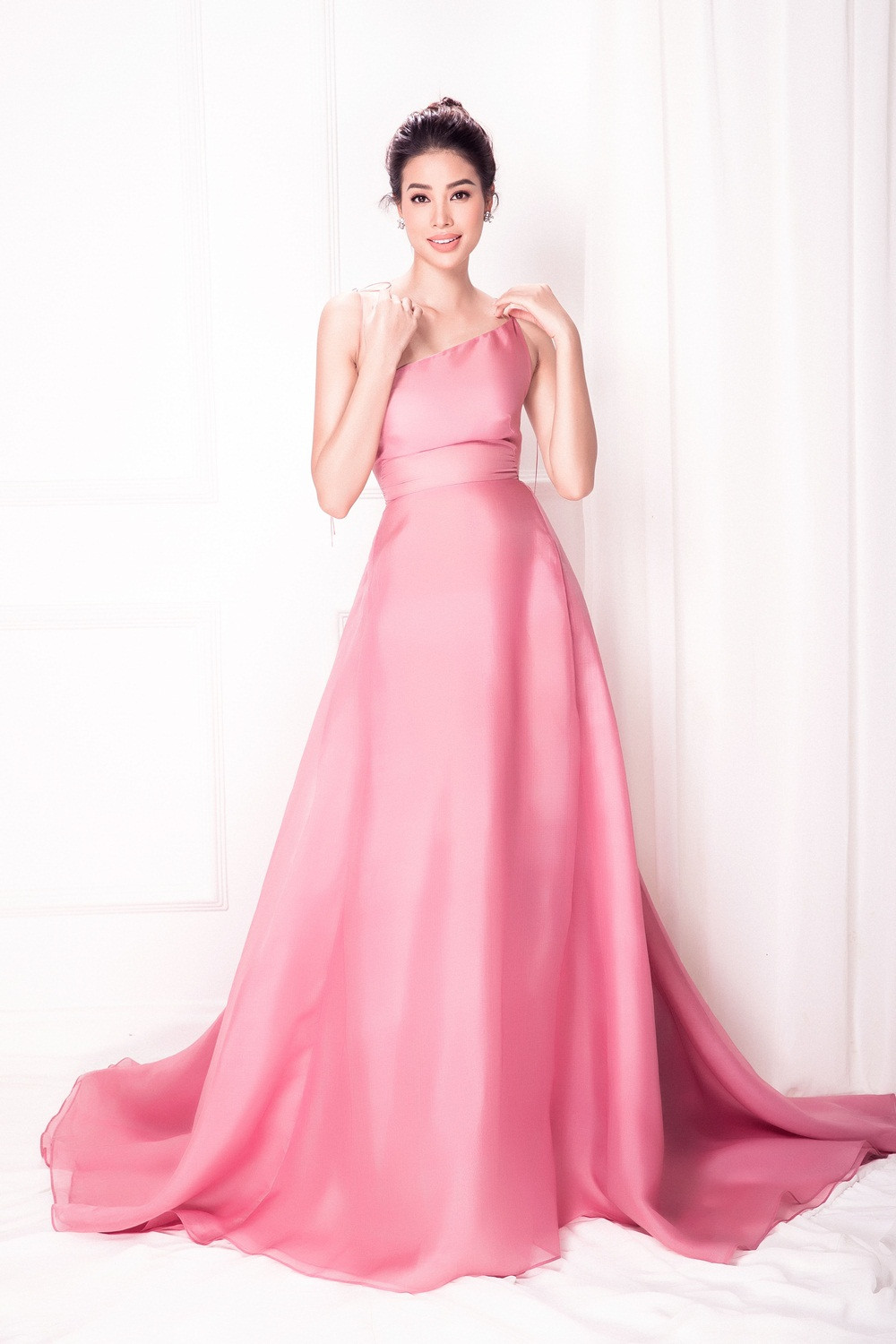 Chia sẻ về quyết định tạm xa showbiz Việt, Phạm Hương cho biết: “Suốt thời gian qua Hương đã dành nhiều tâm sức cho công việc, hiện tại Hương muốn dành nhiều thời gian cho sức khoẻ, cuộc sống cũng như người thân trong gia đình. Bố mất đi là một tổn thất tinh thần lớn, Hương muốn có nhiều thời gian bên mẹ hơn".