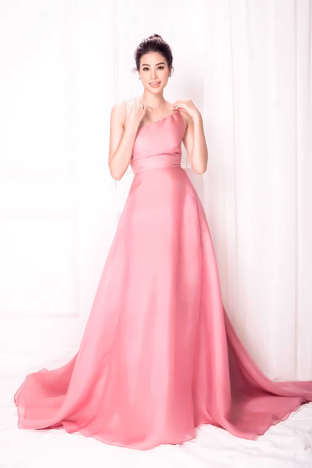 Chia sẻ về quyết định tạm xa showbiz Việt, Phạm Hương cho biết: “Suốt thời gian qua Hương đã dành nhiều tâm sức cho công việc, hiện tại Hương muốn dành nhiều thời gian cho sức khoẻ, cuộc sống cũng như người thân trong gia đình. Bố mất đi là một tổn thất tinh thần lớn, Hương muốn có nhiều thời gian bên mẹ hơn".