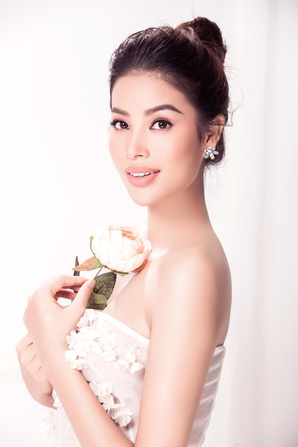 Đi cùng Phạm Hương là mẹ ruột. Cô cho biết sẽ dẫn mẹ đi nhiều nơi và tham quan nơi đây.