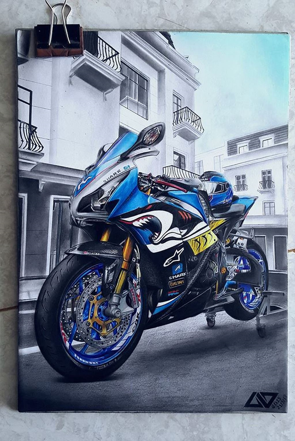 Lưu Viết Chung (nickname Chung LV) hiện là học sinh lớp 12, trường THPT 1/5 Nghĩa Đàn, Nghệ An. Chung nhận được nhiều lời khen ngợi khi sở hữu các bức vẽ xe phân khối lớn sống động như ảnh chụp.