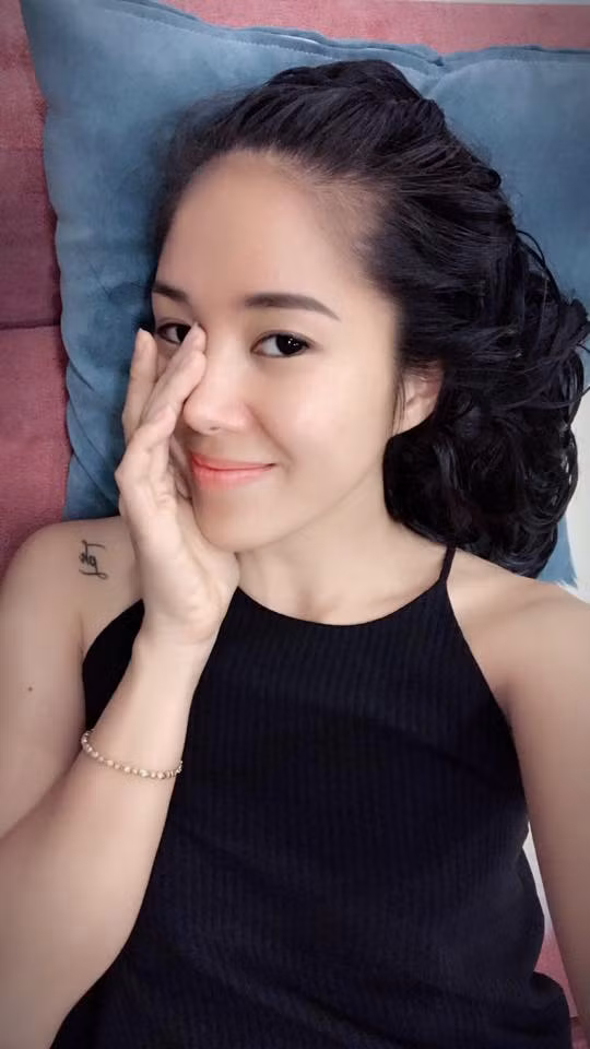 "Chững chạc trong suy nghĩ, cảm nhận và đi trước khá xa so với tuổi tác của mình, Trung Kiên dần khiến tôi yêu mến, cảm phục về sự chín chắn, lối sống có trách nhiệm và thái độ luôn sẵn sàng giúp đỡ mọi người. Hai đứa tôi chính thức quen nhau sau khi kết thúc chuyến thăm đảo Trường Sa" - Lê Phương chia sẻ. Hiện tại, nữ diễn viên sinh năm 1985 vẫn đều đặn đăng ảnh ngọt ngào của hai vợ chồng trên trang cá nhân.